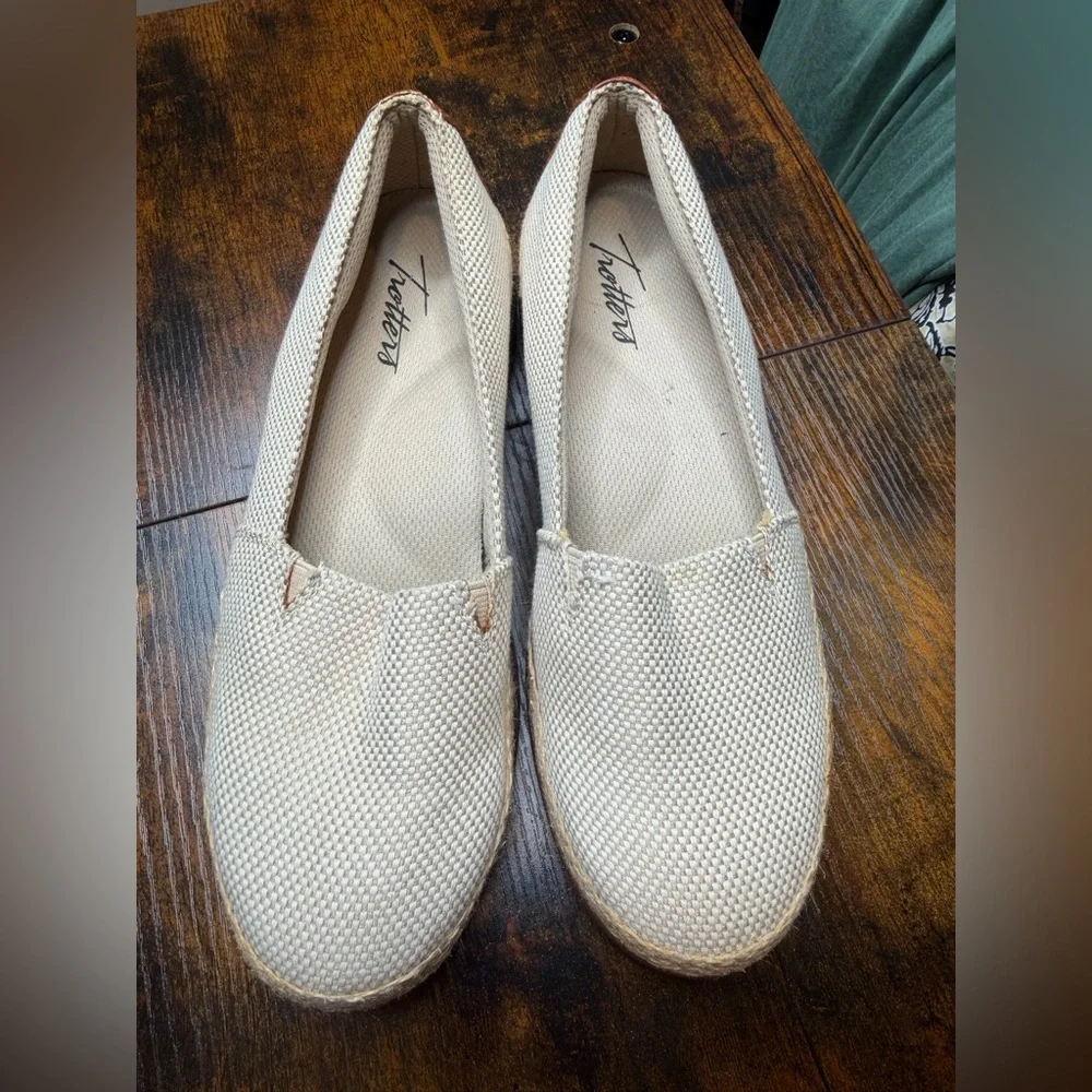 Trotters Accent Beige espadrille-style slip-on minimalist shoes Size 5.5
